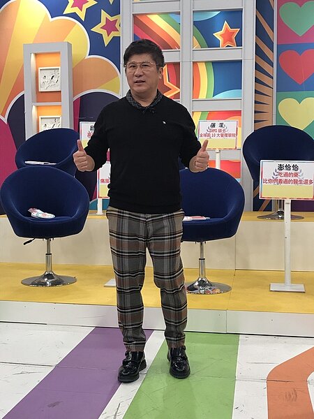 胡瓜腦中也有血管瘤,每年進醫院檢查掌握變化,他也說明如何控制才不讓它長大。記者葉君遠/攝影