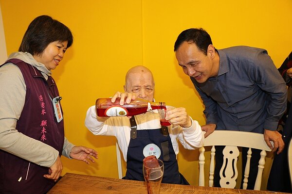 新北市長朱立倫昨在新豐托老中心,有長輩露一手展現調酒絕技。 王敏圖/新北社會局提供