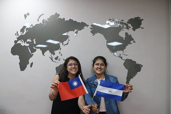 目前就讀崑山科大空設系的尼加拉瓜籍涂家姊妹，曾經吃火鍋鬧了很大的笑話。圖／崑山科大提供