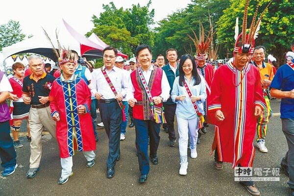 台中市長林佳龍穿原住民服飾，在兩村頭目率領下，與族人以阿美族儀式祈福施工順利。（張妍溱攝）