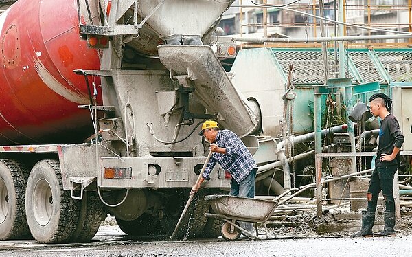 依據勞動部2017年職業傷害統計,營造業是各行業中勞工職災最嚴重的行業。 記者林俊良/攝影