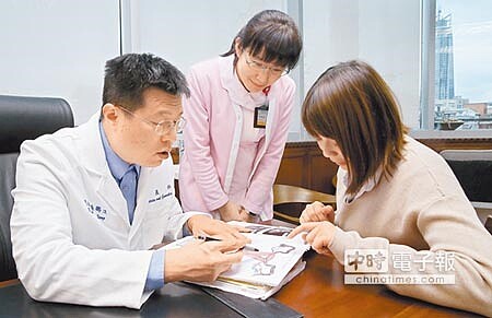 第三代試管嬰兒技術成功率達8成。圖為台北醫學大學附設醫院生殖中心諮詢狀況。(本報資料照片)