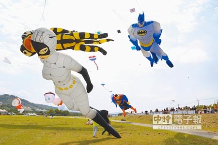 苗栗風箏文化節在河濱公園登場，蝙蝠俠、超人等卡通人物紛紛隨風飛揚。（陳慶居攝）