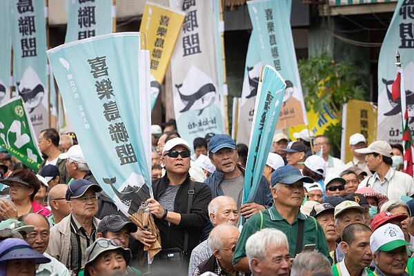 喜樂島聯盟原本預計號召10萬人參加活動,在下午3時許稱現場已破8萬人,之後又說人數高達12萬人。記者李隆揆/攝影