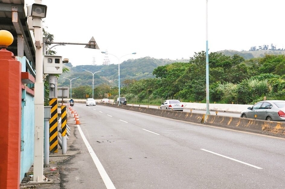 桃園市龜山區東萬壽路這支固定測照桿，已咬進2千多萬罰鍰，將蟬聯桃園「測照王」。記者張裕珍／攝影