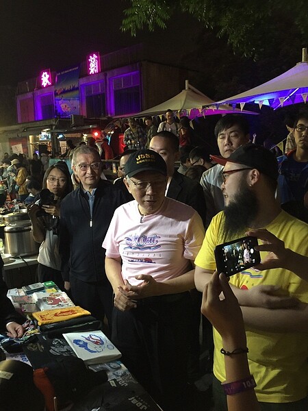 台北市長柯文哲今晚到公館水岸廣場出席「秋OUT音樂節」,到各攤位體驗。圖/悠遊卡公司提供