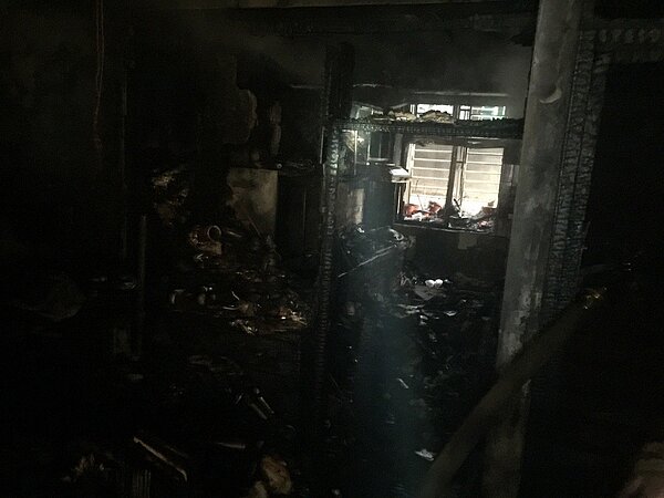 警消入內查看後,屋內已經燒得一片焦黑。記者巫鴻瑋/翻攝