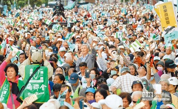 喜樂島聯盟20日在民進黨中央黨部外舉行「1020全民公投反併吞」活動，傍晚結束前，參與民眾點亮手機燈光表達支持。（姚志平攝）
