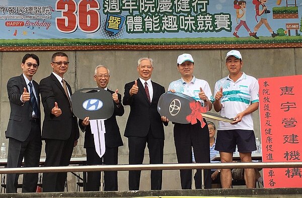 惠宇營建機構創辦人、董事長張健漢(右三)今天捐贈救護車、醫療用中型巴士各一輛,給台中榮總,嘉惠更多需要醫療救護及照護民眾。圖/台中榮總提供