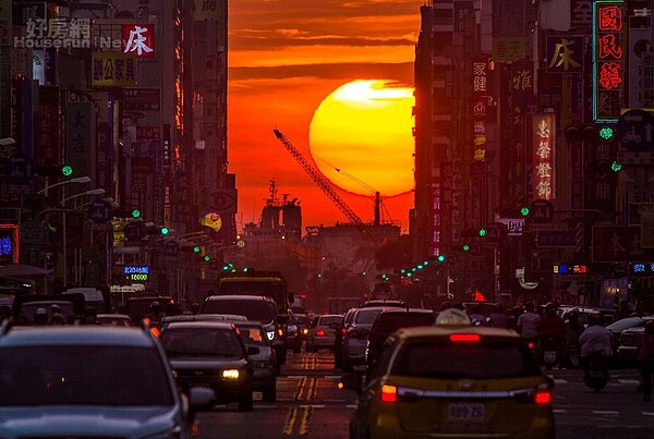 高雄「曼哈頓懸日」（圖／翻攝自高雄款臉書）