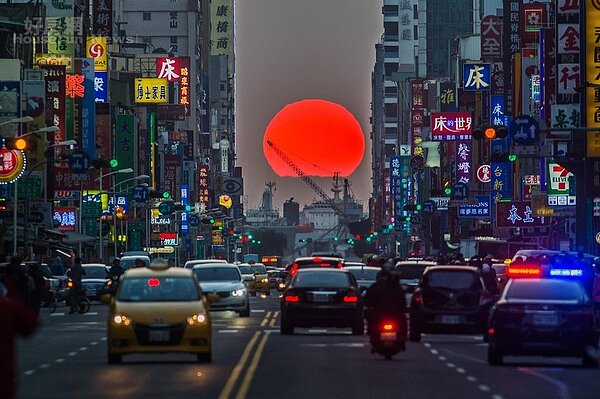 高雄「曼哈頓懸日」（圖／翻攝自高雄款臉書）