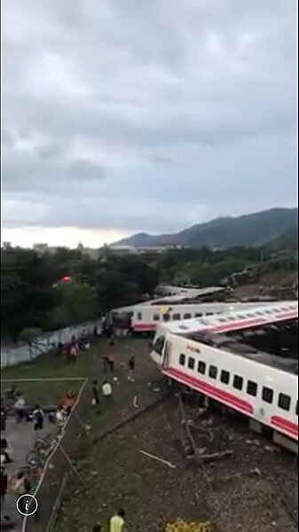普悠瑪列車出軌成為Z字型。圖/翻攝網路