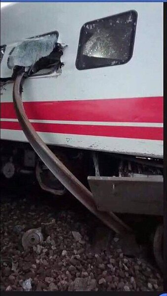 普悠瑪列車出軌翻覆、鐵軌反插車廂,畫面驚悚。圖/翻攝網路