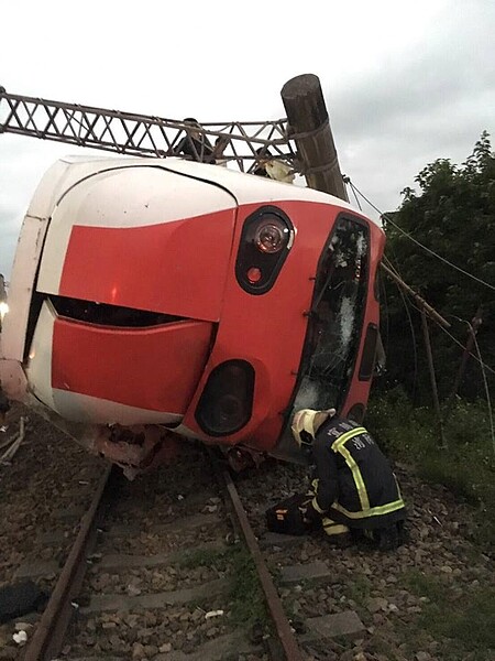 普悠瑪列車出軌。圖／翻攝網路