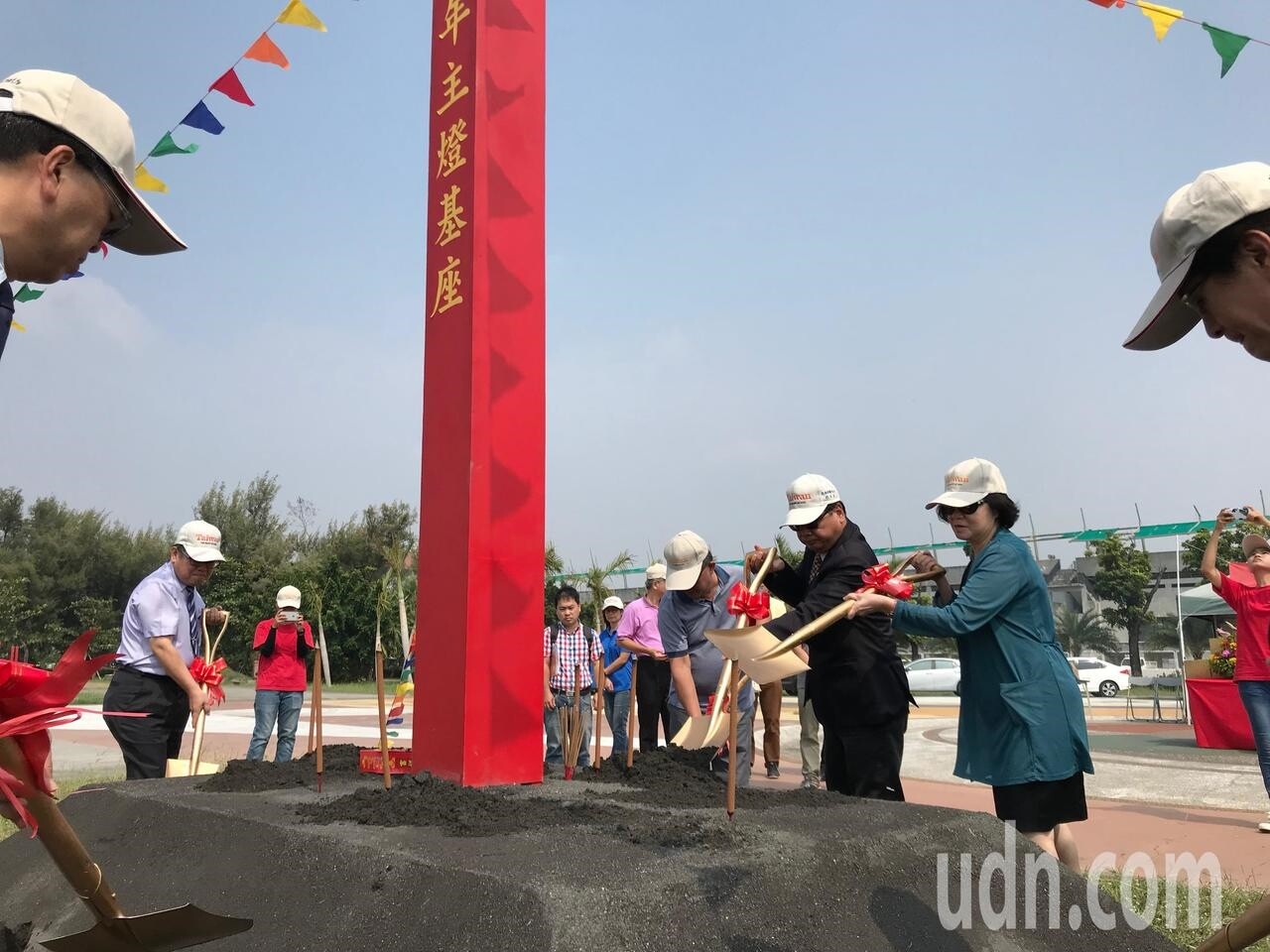 明年台灣燈會將在屏東縣舉辦，大鵬灣主燈區昨中午進行動土。記者蔣繼平／攝影