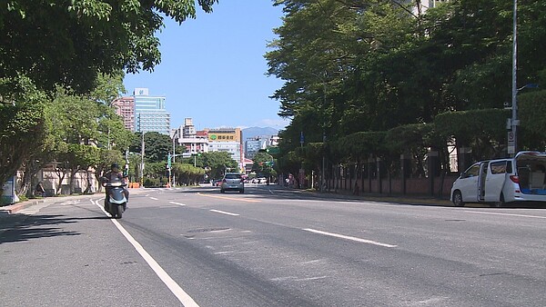 中央氣象局表示，多雲時晴的好天氣將一直持續至周五(26日)，特別是周四、周五秋老虎發威，讓中南部氣溫飆高，日夜溫差也會擴大至將近10度。（記者謝育炘／攝影）