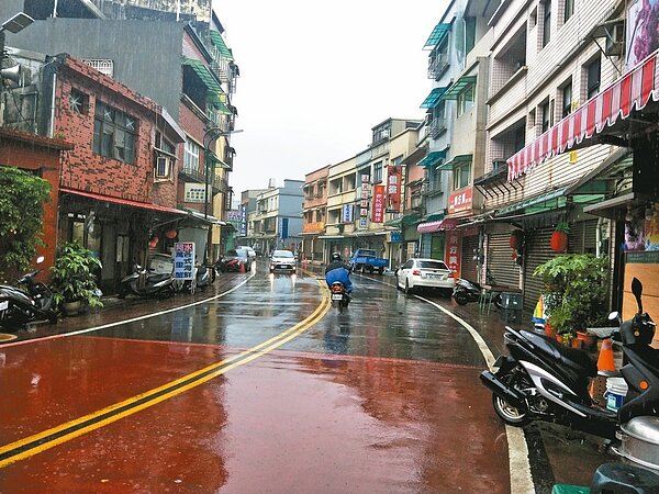 新北市萬里老街瑪鋉路沒落,店家一間一間關門,街上十分冷清。 記者游明煌/攝影