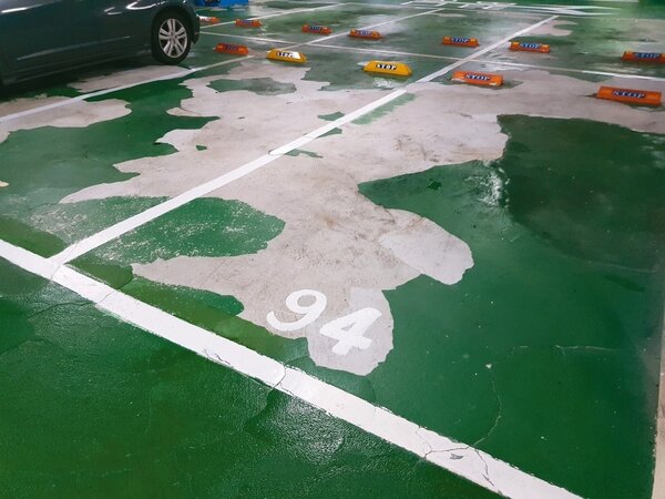 松山車站地下停車場地板近2年來鋪面凸起情況日益嚴重，近日才大量移除凸起鋪面並填補水泥，預計明年全面改鋪。 記者翁浩然／攝影