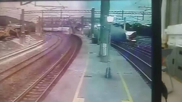 進站前的出事普悠瑪列車，重擊月台、扯斷電車線翻覆。 圖／讀者提供
