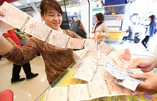 威力彩連43摃今開獎,頭彩上看10億元。 圖/聯合報系資料照片