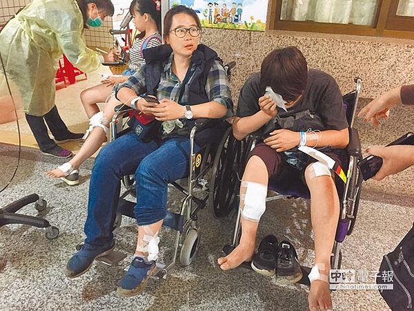 蘇澳榮民醫院因急診室空間不足,部分傷勢較輕微的傷患,先移往醫院大廳休息等待治療。(胡健森攝)