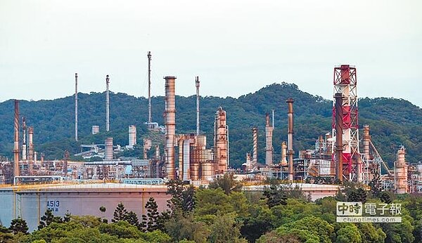 桃園煉油廠95無鉛汽油品質驚爆不合格!中油表示,其煉製研究所10月16日抽樣發現3座加油站(橫山站、大溪站、春日路)由桃園煉油廠所供應的95無鉛汽油經銅片測試不合格。圖為中油桃園煉油廠。(陳麒全攝)