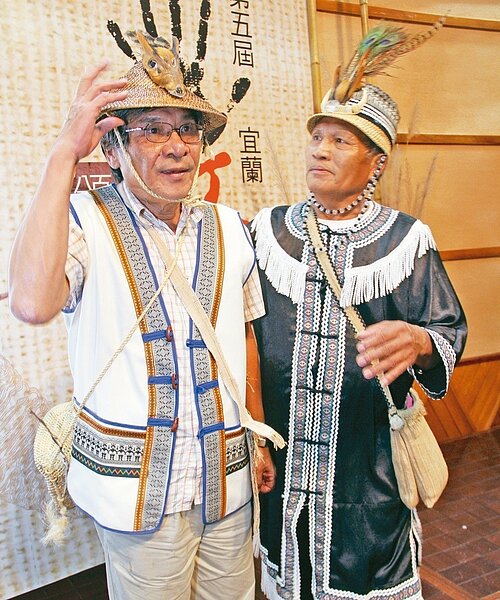 邱水金(左)是考古權威,他默默為宜蘭文史貢獻多年。 圖/聯合報系資料照片