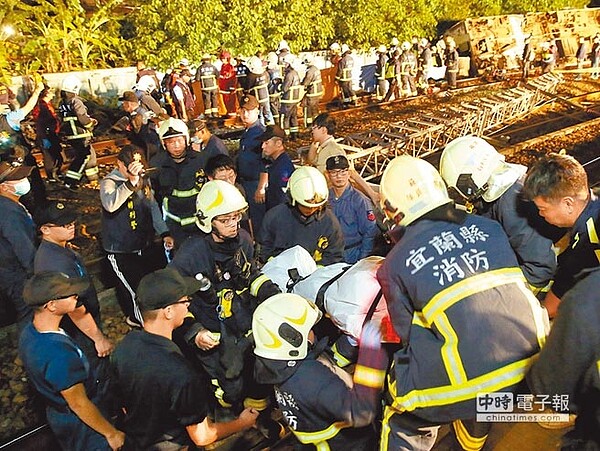 搜救人員在事故現場以接力方式將遺體送出。（王英豪攝）