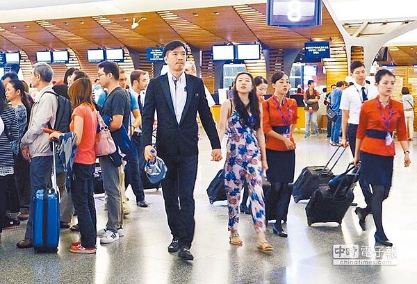 各國貨幣競貶，國人出國旅遊創新高，桃園國際機場擠滿出國的人潮。（本報資料照片）