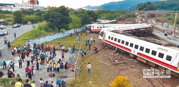 台鐵6432次普悠瑪自強號，21日在宜蘭冬山跟蘇澳間的新馬站發生嚴重翻覆意外，8節車廂斷裂扭曲成「Ｗ」型，至少18人死亡、168人受傷。（摘自爆料公社臉書）
