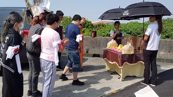 國道台南麻豆戰備跑道昨發生2死3輕重傷追撞車禍，死者家屬今在現場招魂，場面哀戚。記者謝進盛/攝影