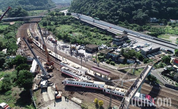 台鐵普悠瑪列車高速行駛撞擊新馬車站月台後出軌，造成18人死亡、190人受傷。記者杜建重／攝影 