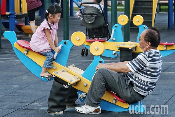 中央氣象局也說,周二至周五台灣附近天氣大致舒適溫暖、降雨不多;溫度方面,白天北部及東半部高溫約在27至29度間,中南部則可達30、31度,有夏天的感覺。聯合報系資料照/鄭清元攝影