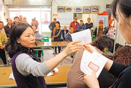 ▲台南市農會代表選舉2日進行投開票作業,日前台南地檢署在新化區查獲的賄選案持續偵辦中,太平里投開票所湧進不少關心選情的民眾,持續緊盯著開票作業狀況,而整體投票秩序順利平和。(許正宏攝)