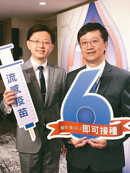 台大小兒部感染科醫師呂俊毅(左)與高醫家醫科醫師黃柏誠呼籲及早接種疫苗。 記者簡浩正/攝影