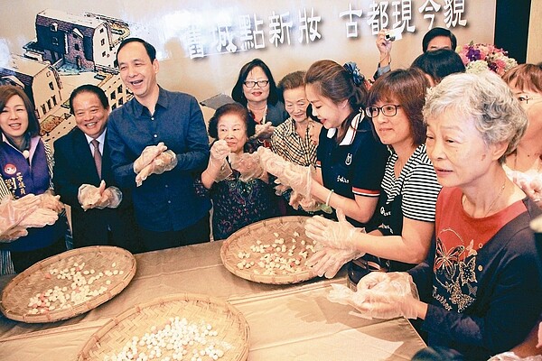 板橋區北門街公辦都更案落成，昨住戶參與團圓茶會，一起吃蛋糕、湯圓。 記者魏翊庭／攝影