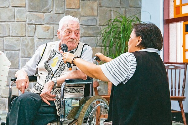 瑞士籍神父雷震華(左)昨用6分鐘演講,說明半世紀與部落共同成長的過程,感動許多族人。 記者蔡翼謙/攝影