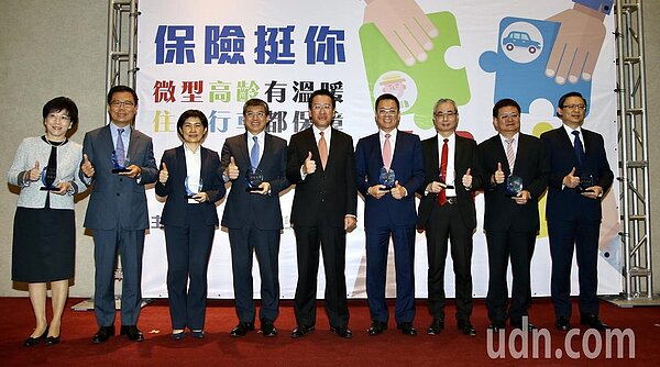金管會主委顧立雄（圖中）今天出席微型保險頒獎典禮。記者陳柏亨／攝影 