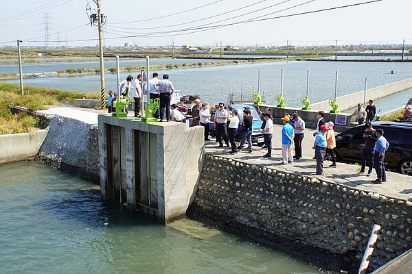 立委蘇治芬邀工業局與水利署官員踏勘六輕隔離水道,解決長期來海豐養殖區取水與排水困難的問題。記者蔡維斌/攝影