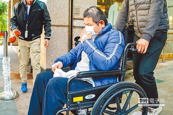 台鐵普悠瑪翻覆釀18死,檢方將司機員尤振仲依業務過失致死罪嫌向法院聲請羈押禁見,昨清晨法院認為無串證、逃亡之虞,裁定50萬元交保。(李忠一攝)