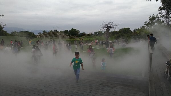北部和東半部雲量偏多,有局部短暫陣雨,西半部相對穩定,各地都要注意的是日夜溫差大,早晚要多添加衣物,以免著涼。記者楊德宜/攝影
