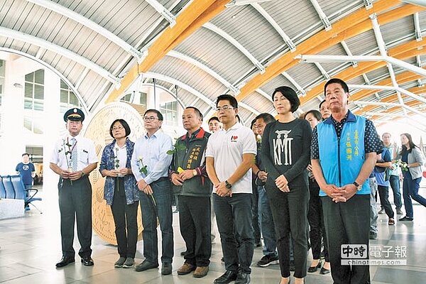 台東縣各界23日在台東火車站，為普悠瑪失事罹難鄉親及受傷者追思、祈福。（莊哲權攝）