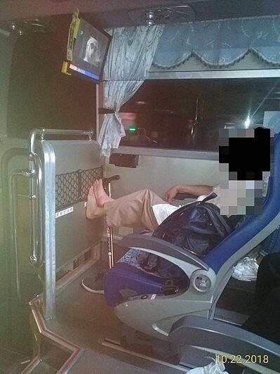 有網友在基隆人大小事貼圖,指控一名男子在搭1802末班車回基隆時,常脫鞋蹺腳。圖/取自基隆人大小事