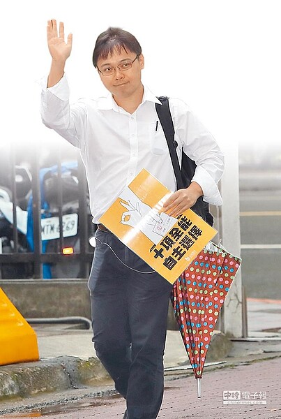 「以核養綠」公投23日獲中選會核定成案,發起人黃士修表示,不會主動追究中選會的違法舞弊行為,但呼籲中選會主委陳英鈐與副主委陳朝建為連署書審查過程違法行為負起政治責任,主動請辭負責。(鄭任南攝)