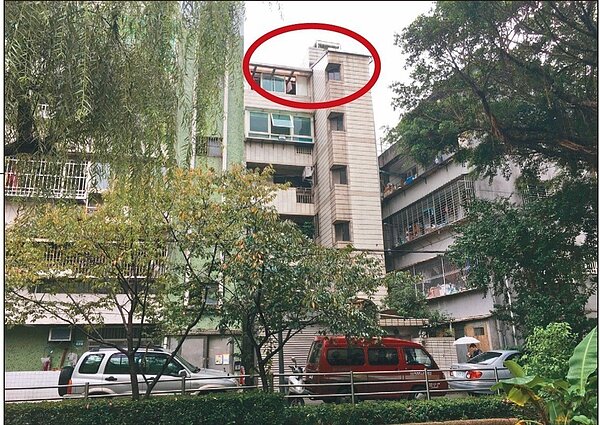 北市又爆霸王違建(圓圈處),市府下達10次「強制拆除」,經議會多次協調,遲遲無法拆除。 圖/北市建管處提供