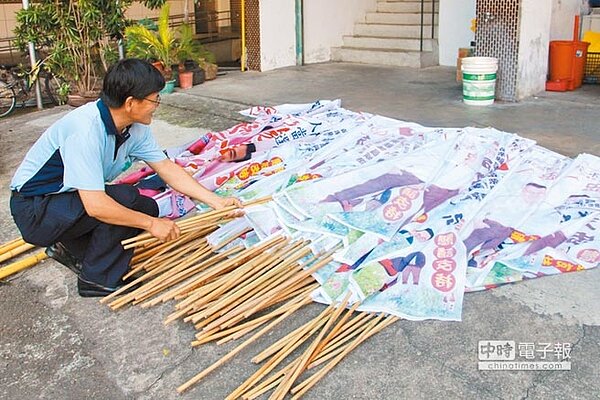 苗栗市清潔隊23日已拆下上百面偷跑的競選旗幟。(何冠嫻攝)