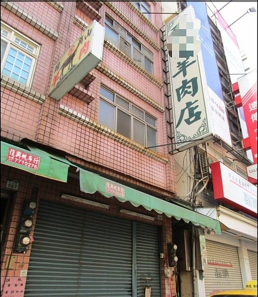 高雄市衛生局23日下午到遭爆料的羊肉店稽查，店內並未查到影片中的尼龍網袋，老闆指影片是多年前拍攝，已用漏勺煮米粉，但該說法晚間遭原PO打臉。圖／高雄市衛生局提供