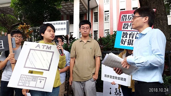 學生團體代表李容渝與教育部高教司科長吳志偉對話。(圖/高教工會青年行動委員會提供)