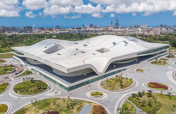 衛武營國家藝文中心開幕啟用,以榕樹為意象的流線型建築。 (衛武營國家藝文中心提供)