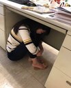 高嘉瑜地震避難照被助理拍下　網友熱議腳上粉花鞋